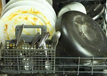 Bulaşık makinesinde çatal bıçaklar tek malzemeyle parlıyor