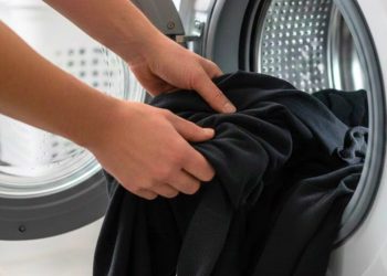 Doğal yöntemle koyu renkli kıyafetler ilk günkü rengine dönüyor