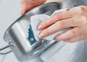 Etiketin yapışkan izini hızlıca çıkaran pratik yöntem
