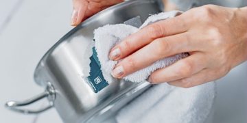 Etiketin yapışkan izini hızlıca çıkaran pratik yöntem