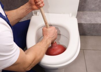 Tesisatçı çağırmadan tuvalet tıkanıklığını açmanın pratik yolu açıklandı