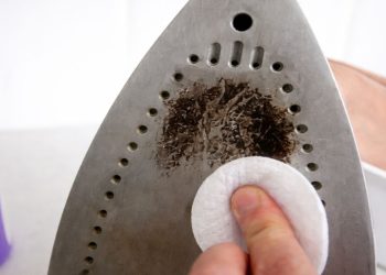 Ütünün altındaki yanık izlerini ve kireci söken pratik yöntem